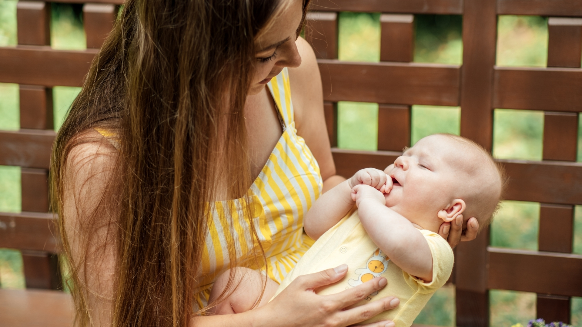 Mẹ có thể mặc đồ thoải mái và tắm rửa để hạn chế vi khuẩn phát triển trong mùa hè