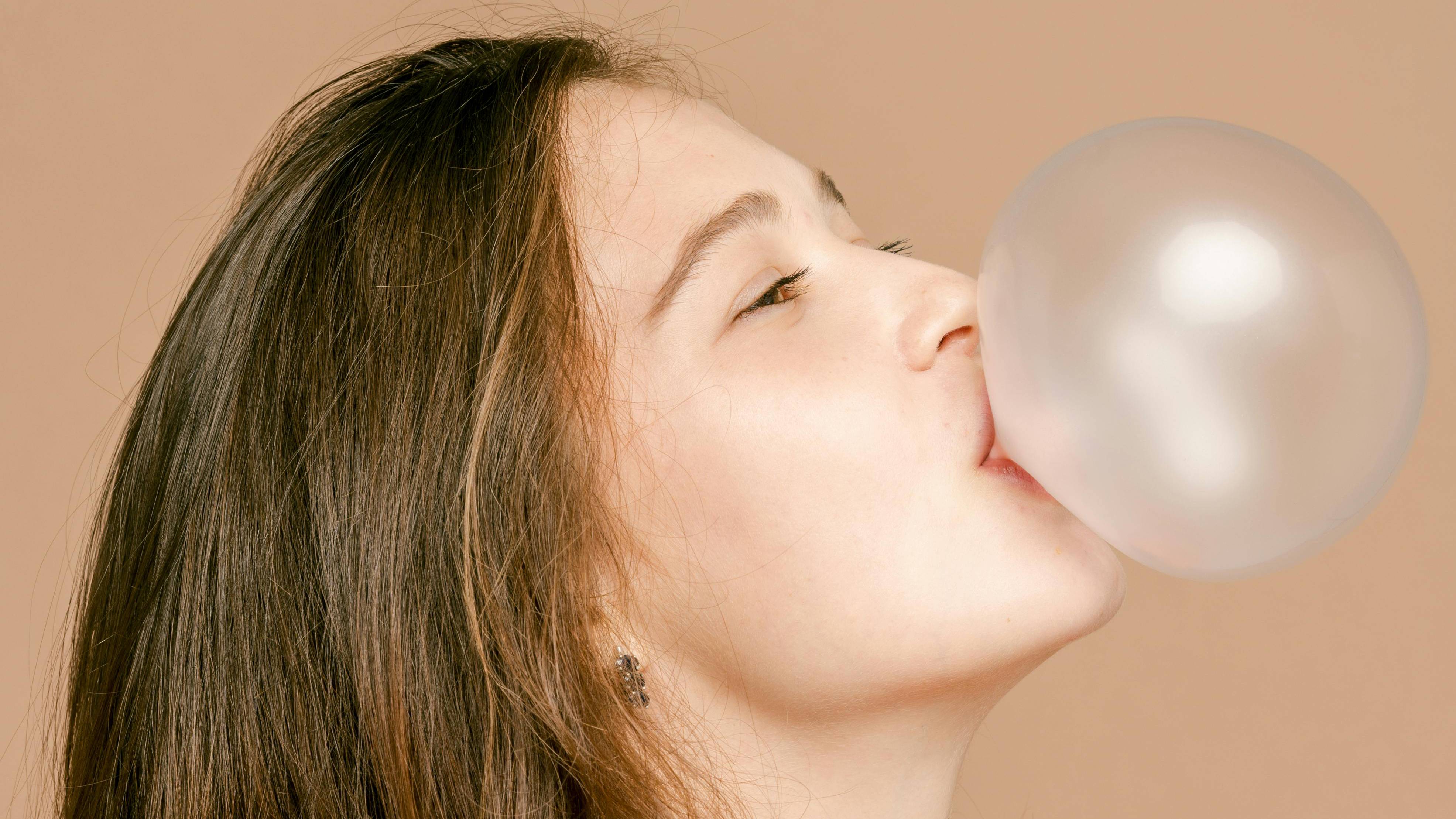 Một trong những nguyên nhân gây ợ hơi liên tục là nhai kẹo cao su trong thời gian dài