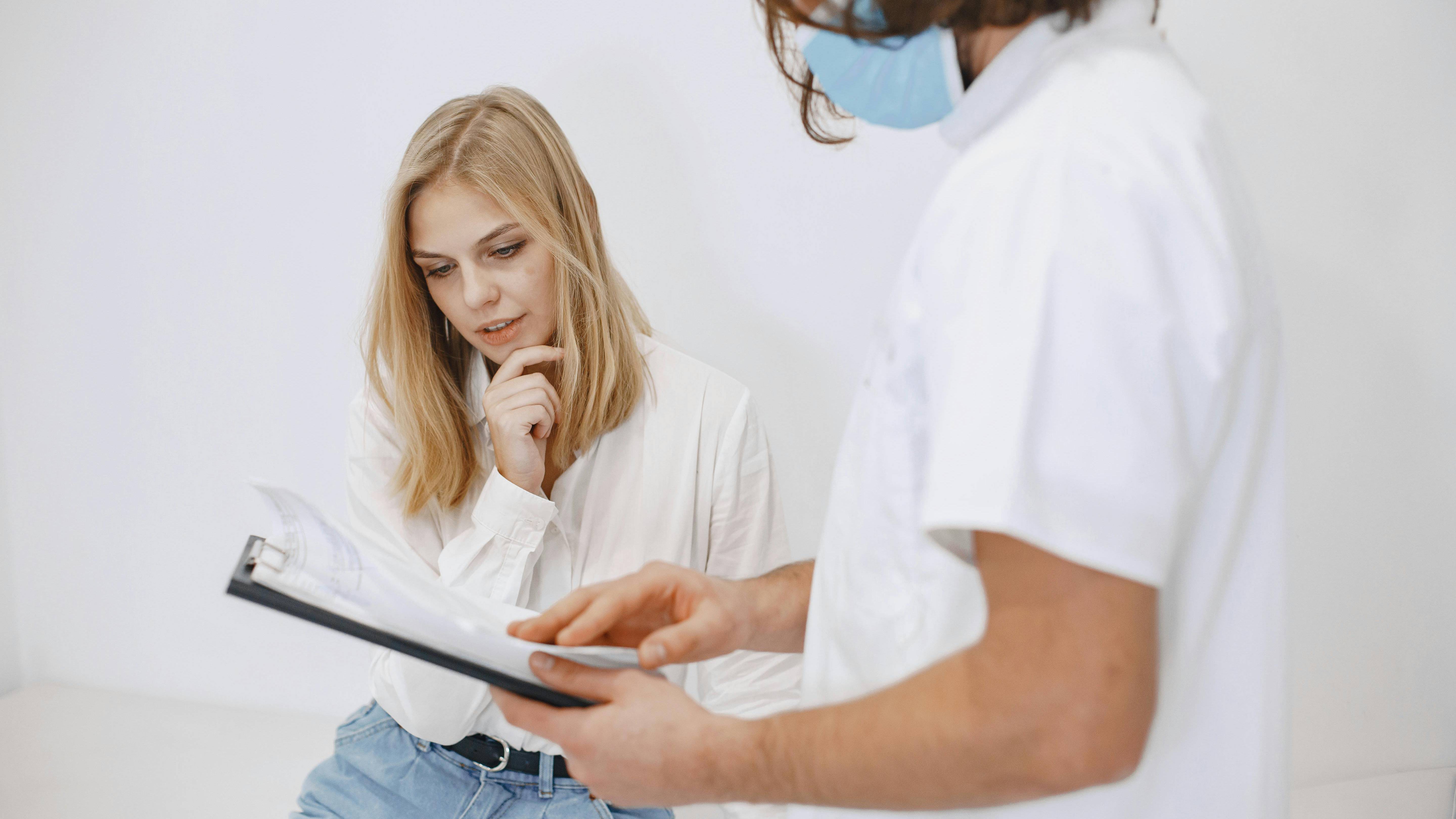 Thăm khám lâm sàng giúp bác sĩ định hướng nguyên nhân ban đầu gây ợ hơi