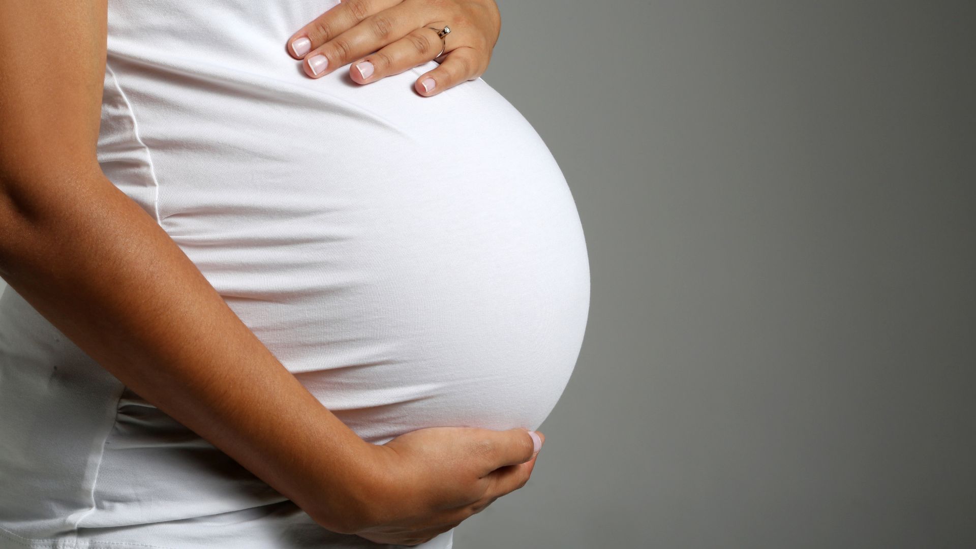 Ối vỡ non là tình trạng túi ối bao quanh thai nhi bị rách trước khi chuyển dạ