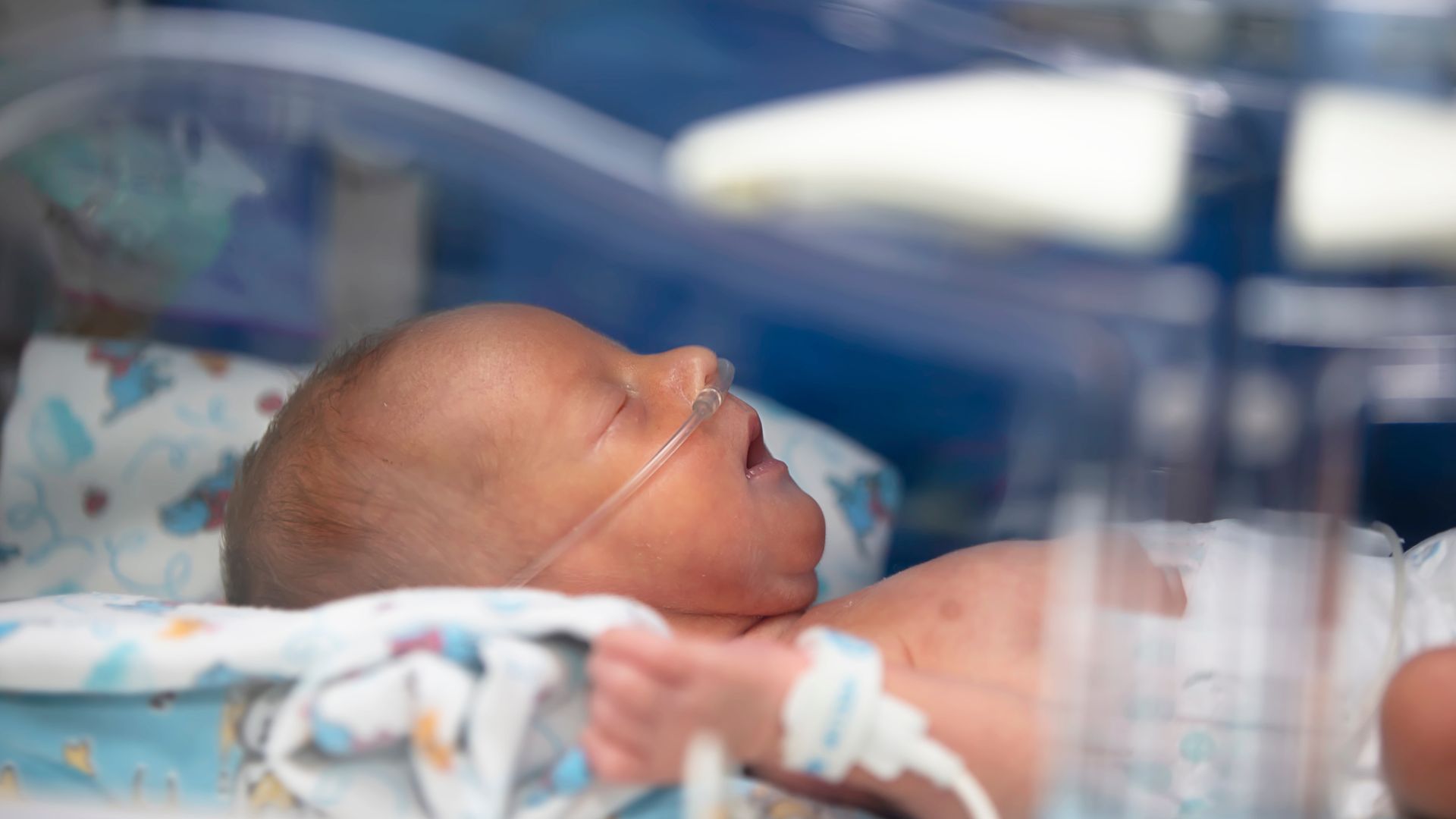 Trẻ sơ sinh có thể bị suy hô hấp nếu ối vỡ sớm