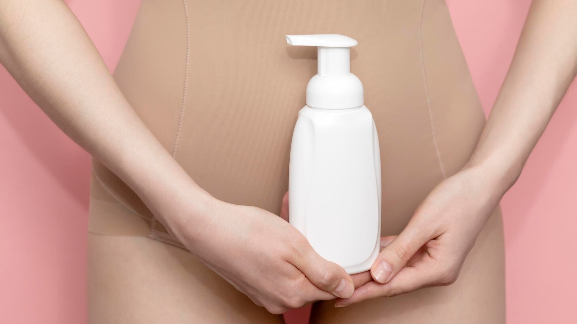 Vệ sinh vùng kín đúng cách là một trong số các biện pháp để ngừa bệnh ống dẫn trứng