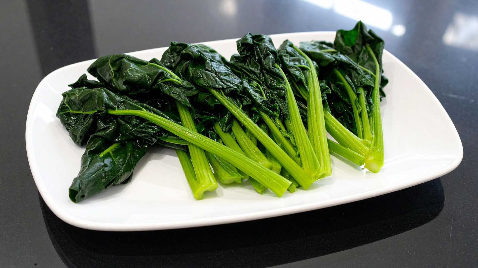 Luộc rau và bỏ nước luộc có thể làm giảm một phần oxalat trong rau