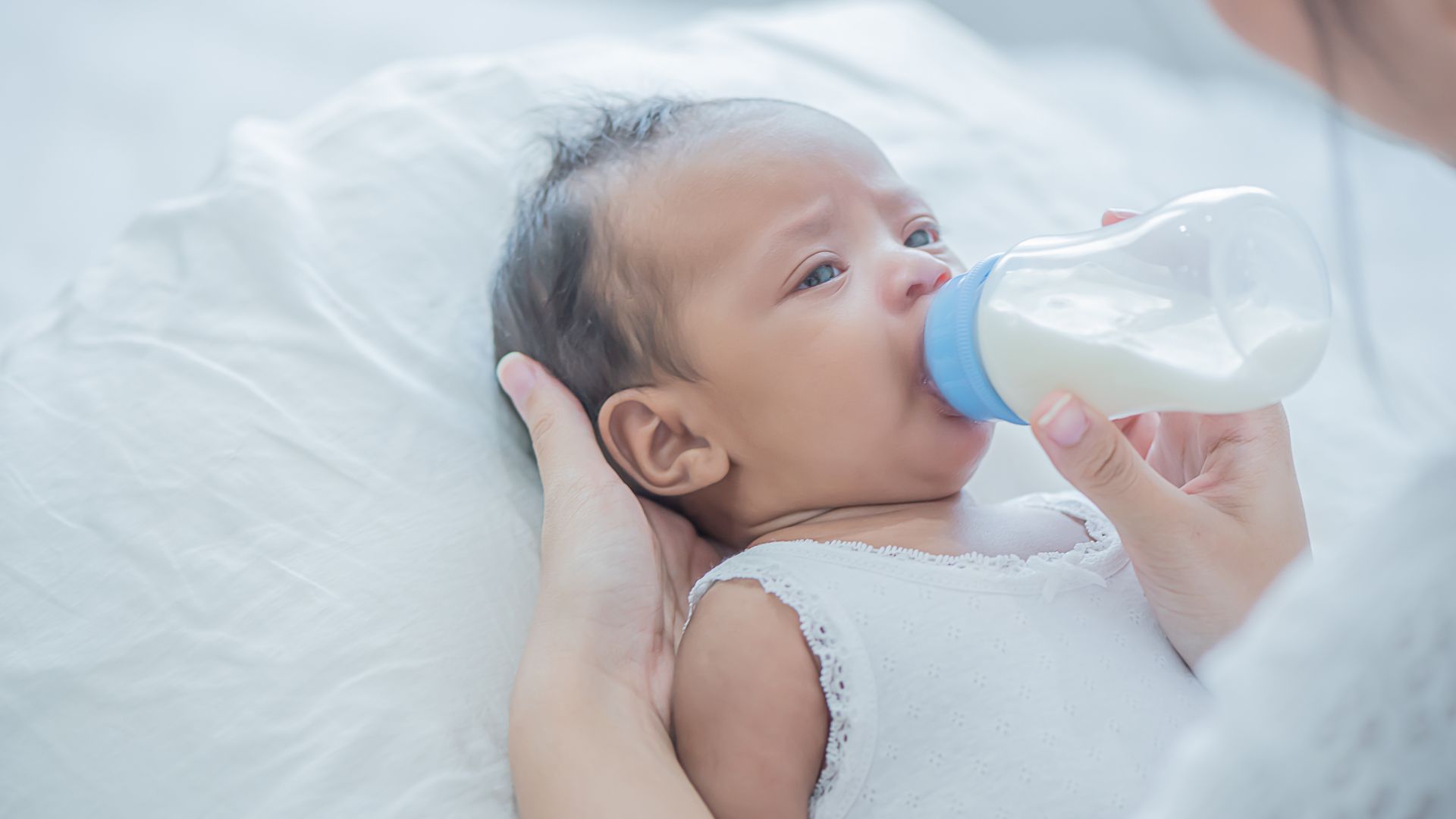 Trẻ có thể bị bỏng niêm mạc miệng và lưỡi nếu uống sữa quá nóng