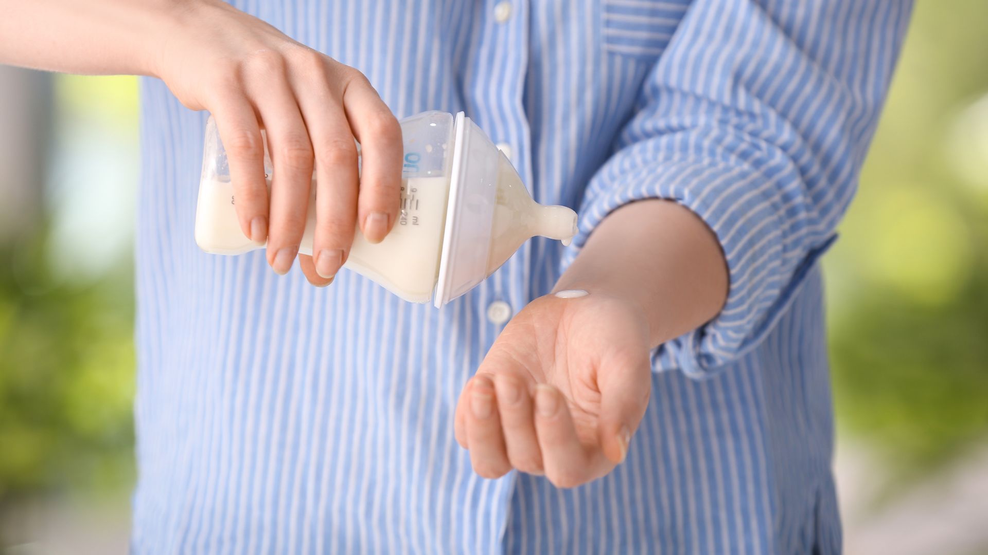 Nhỏ vài giọt sữa lên cổ tay là một cách kiểm tra nhiệt độ sữa phổ biến và an toàn