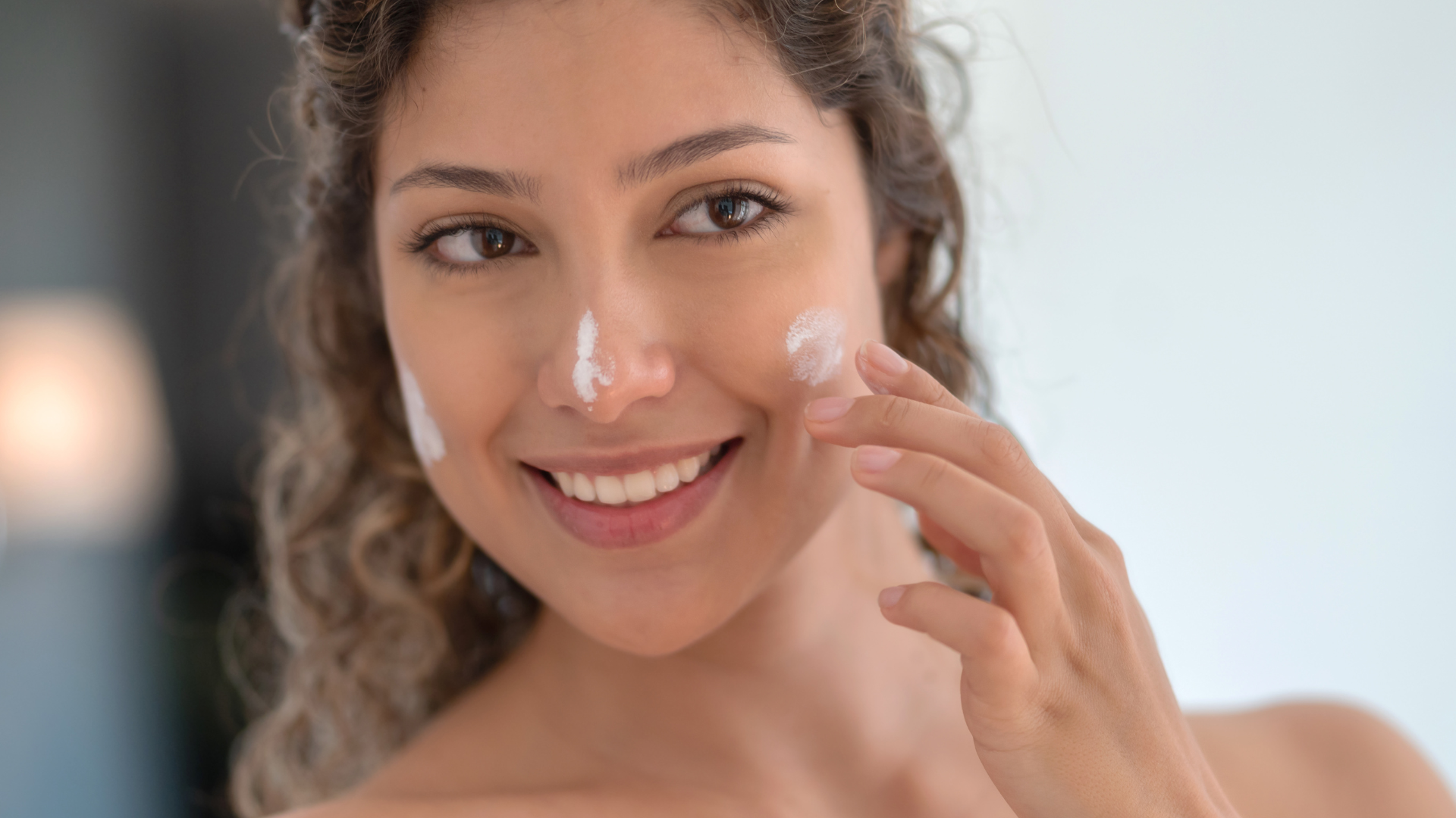 Cần phải bảo vệ da bằng kem chống nắng