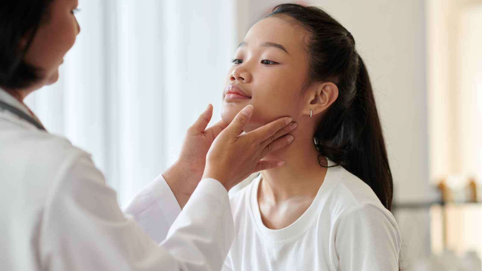 Nên đi khám bác sĩ để có phương pháp điều trị mụn đinh râu và mụn bọc mủ an toàn