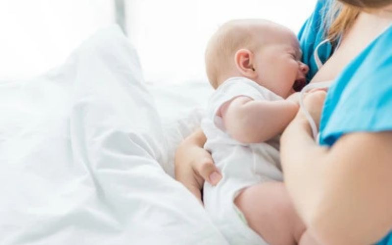 Nếu trẻ đau nướu không chịu bú, mẹ có thể đút bằng thìa hoặc vắt sữa mẹ ra cho trẻ uống từng ít một