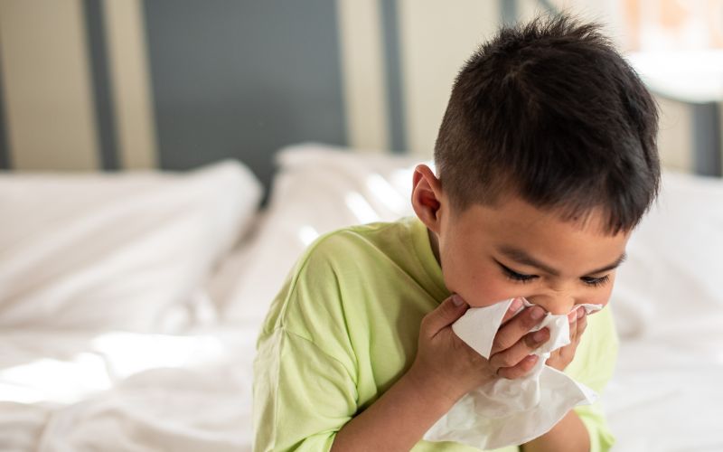 Phân biệt sốt mọc răng và sốt thường bằng các triệu chứng đi kèm như ho, hắt hơi...