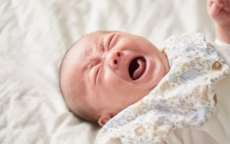 Trẻ sốt mọc răng thường rất khó chịu, hay quấy khóc, khó ngủ