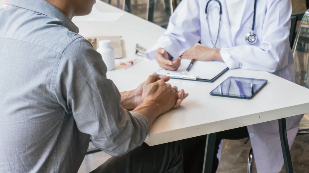 Bạn cần đi khám ngay khi có dấu hiệu chảy máu, đau dữ dội hoặc búi trĩ sa lớn