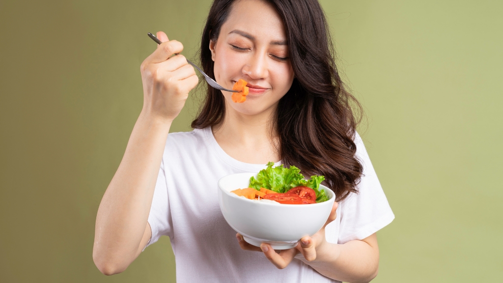 Ăn nhiều rau xanh và uống đủ nước mỗi ngày là chìa khóa phòng ngừa bệnh trĩ hiệu quả