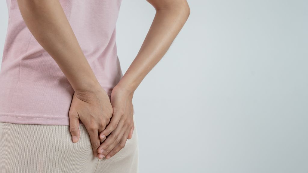 Việc phân biệt đúng triệu chứng giữa trĩ và ung thư hậu môn là rất quan trọng để người bệnh sớm đi khám