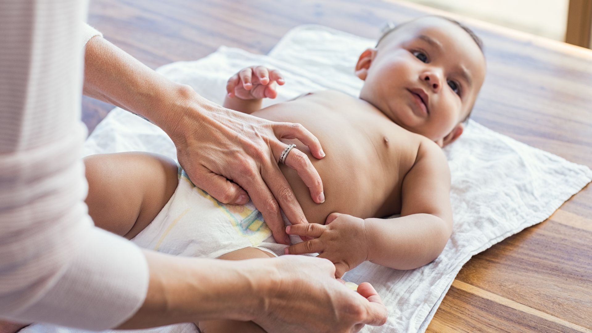 Phân trẻ sơ sinh bình thường có đặc điểm gì? Những lưu ý ba mẹ cần biết 2