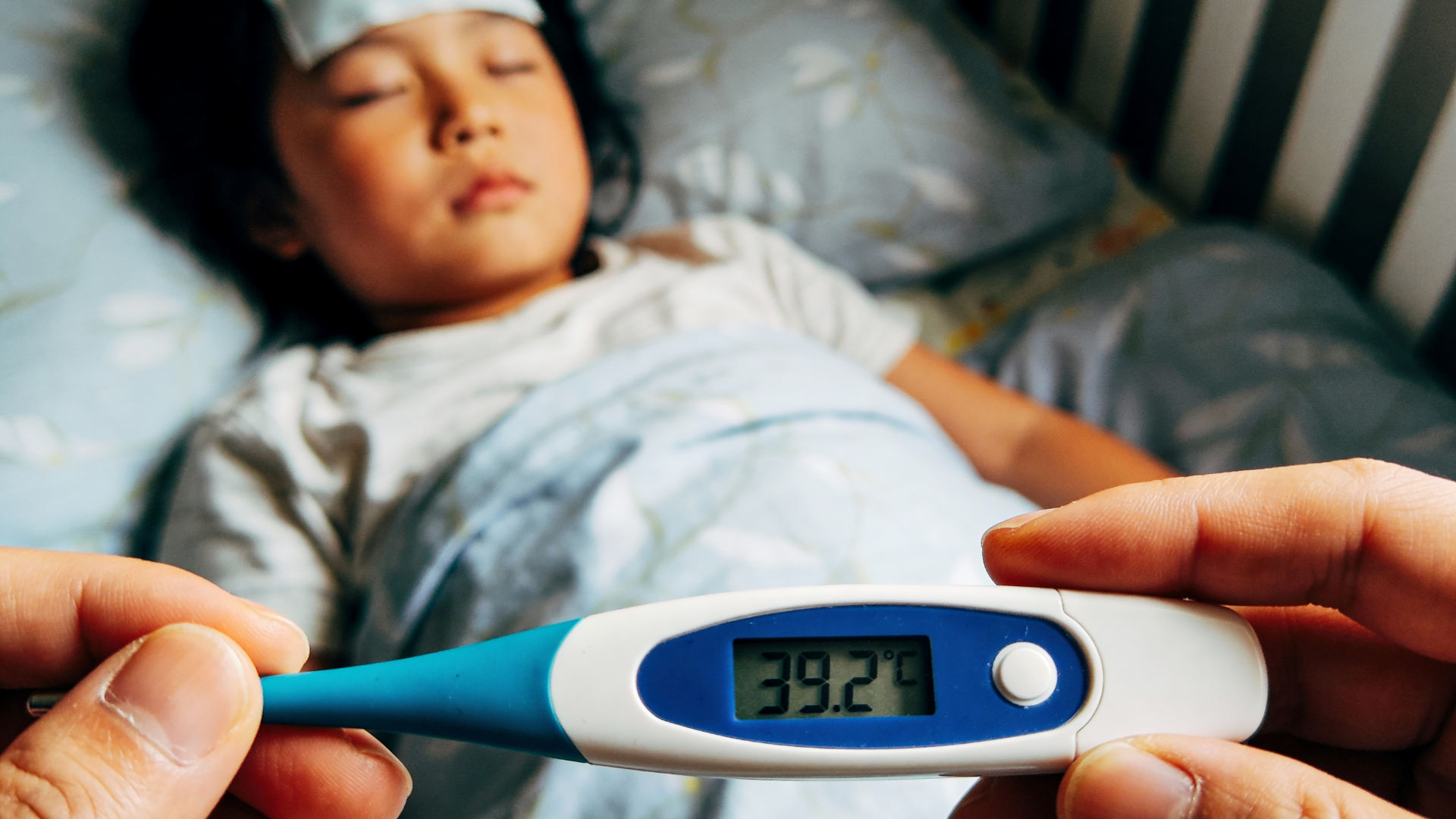 Cha mẹ cần đưa trẻ đến cơ sở y tế ngay nếu sốt cao trên 39°C