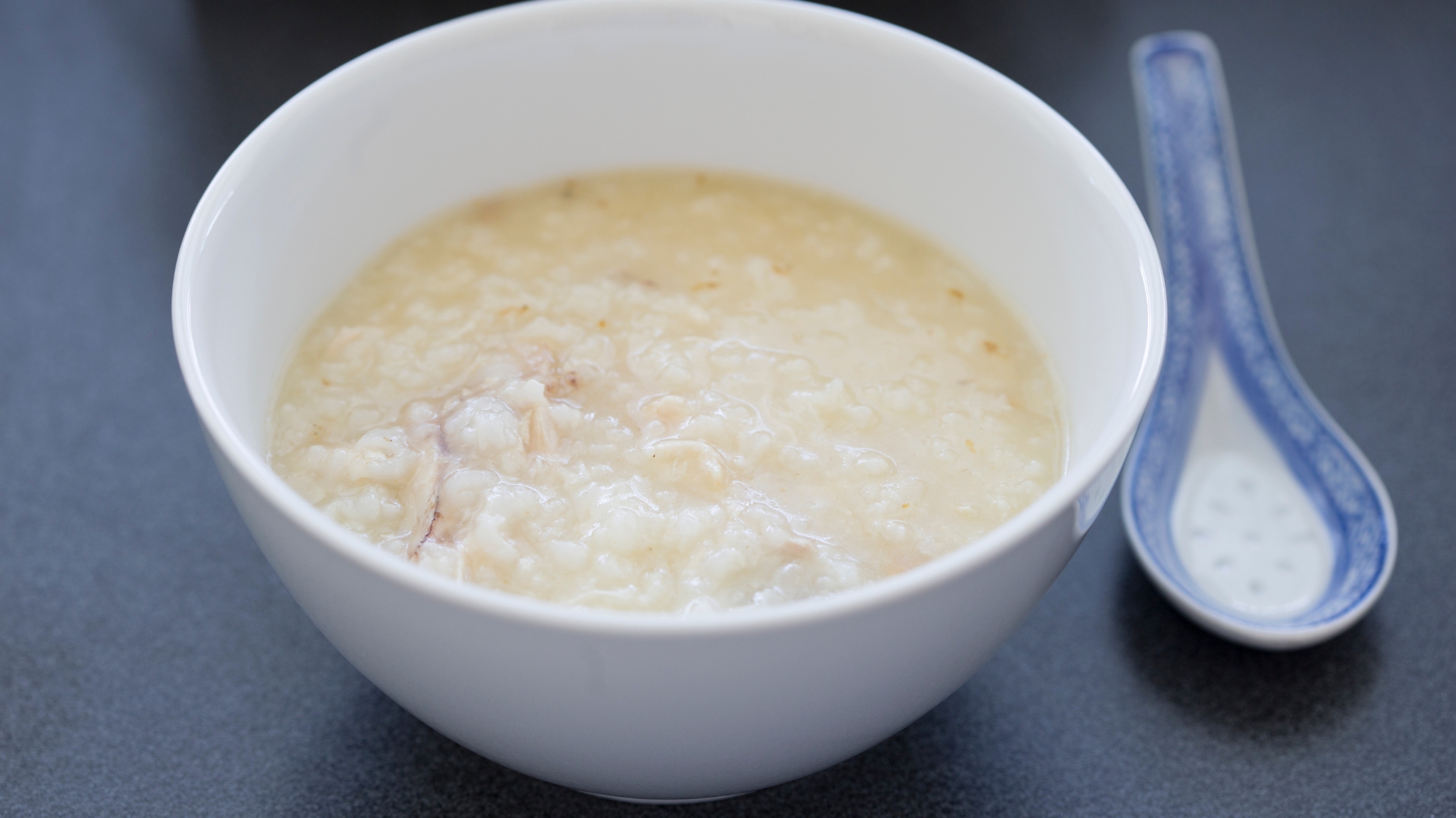 Giai đoạn phục hồi sau mổ, người bệnh nên ăn phực phẩm dễ tiêu hóa như cháo, súp và tránh những thực phẩm gây kích ứng đường tiêu hóa