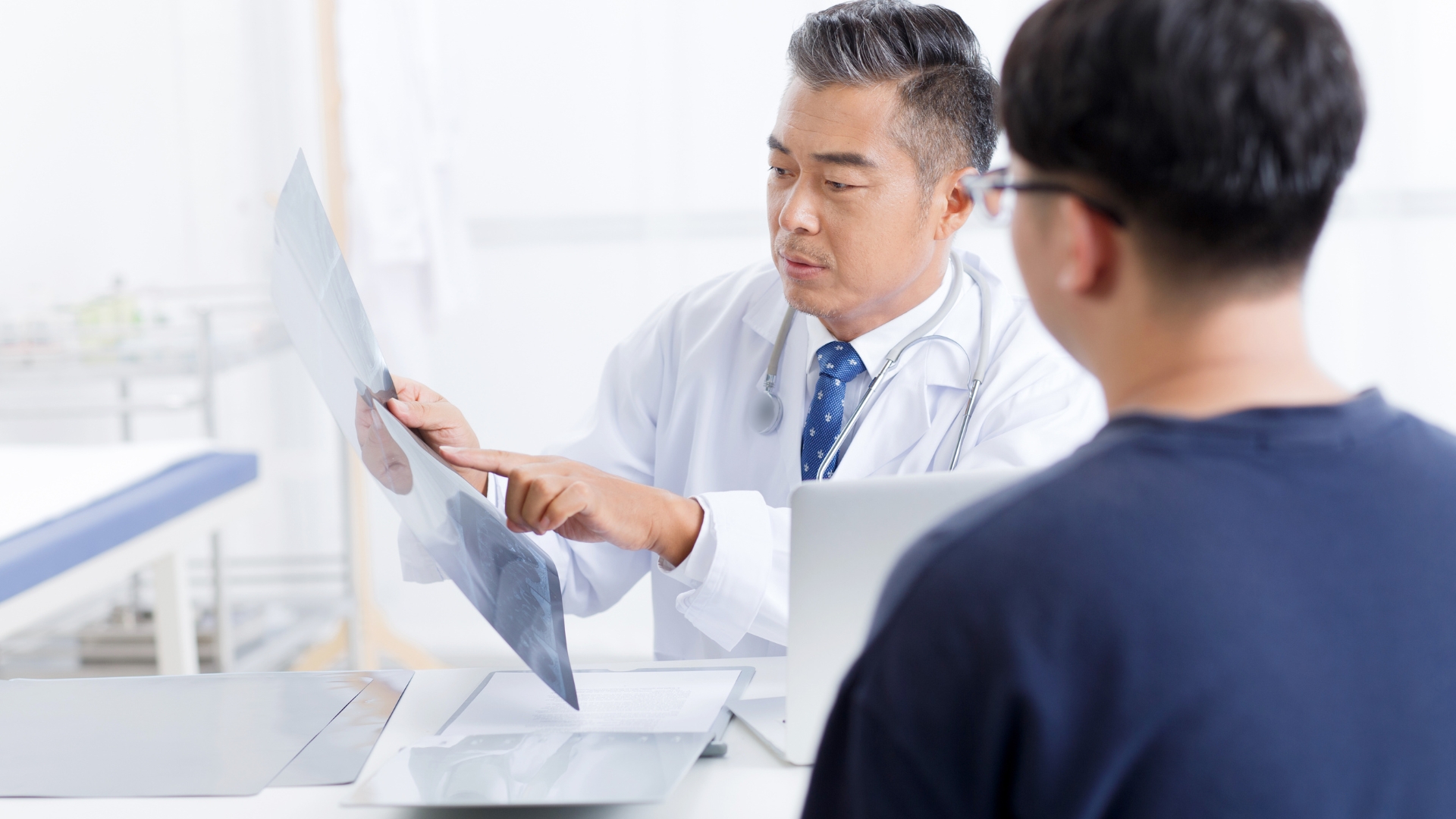 Người bênh cần tái khám định kỳ đúng lịch hẹn sau khi xuât viện để bác sĩ đánh giá và kiểm tra chức năng đại tràng