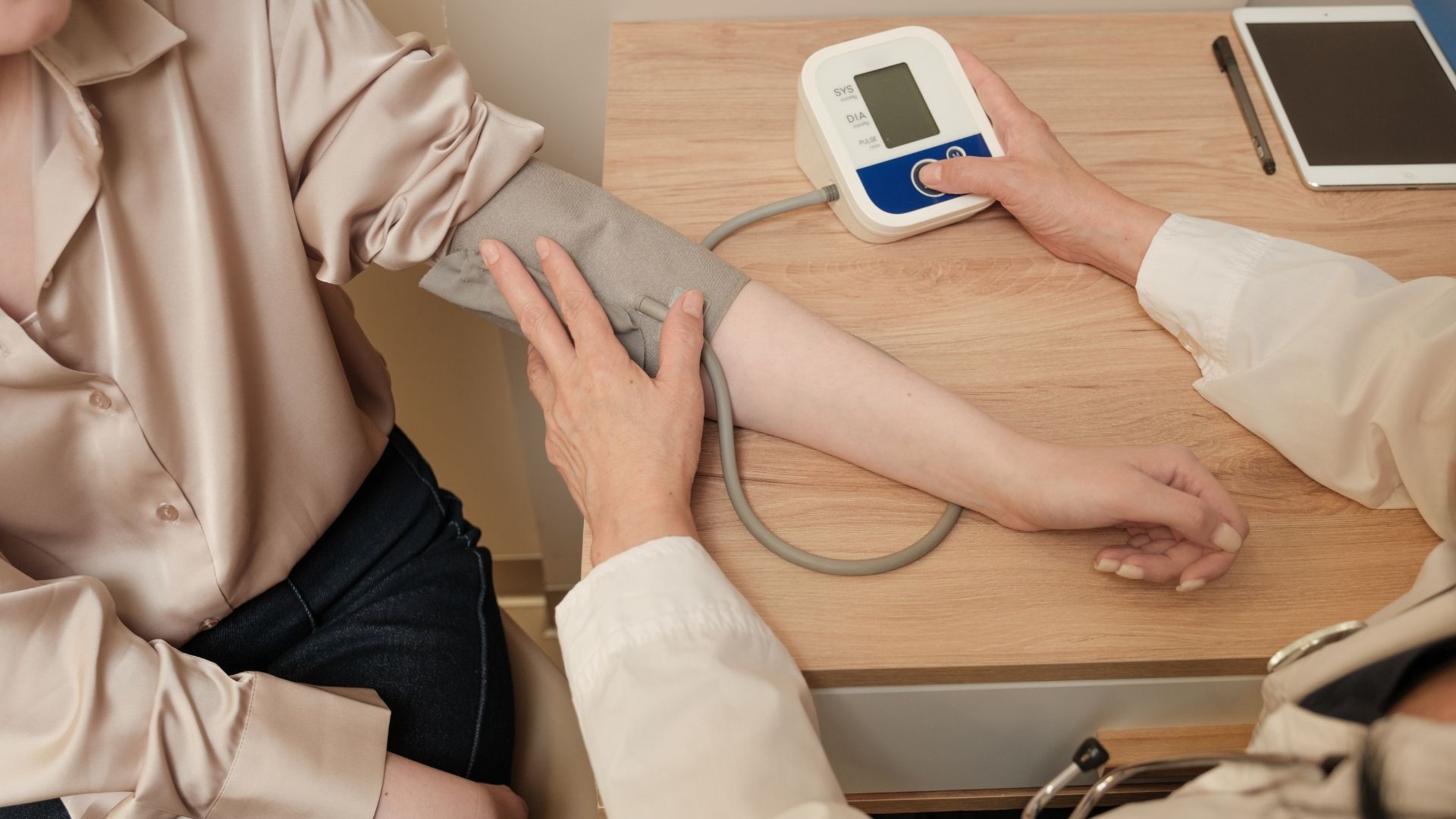 Kiểm soát huyết áp giúp ngăn ngừa hình thành phình mạch máu não​