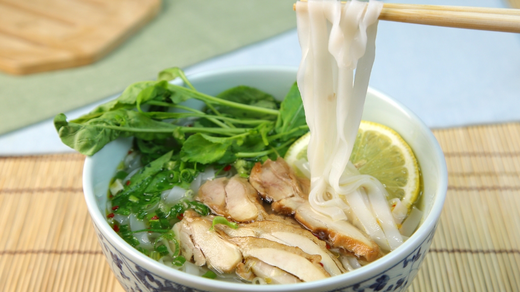 Phở gà cung cấp protein nạc, carb, chất béo vừa phải và nhiều vitamin tốt cho sức khỏe