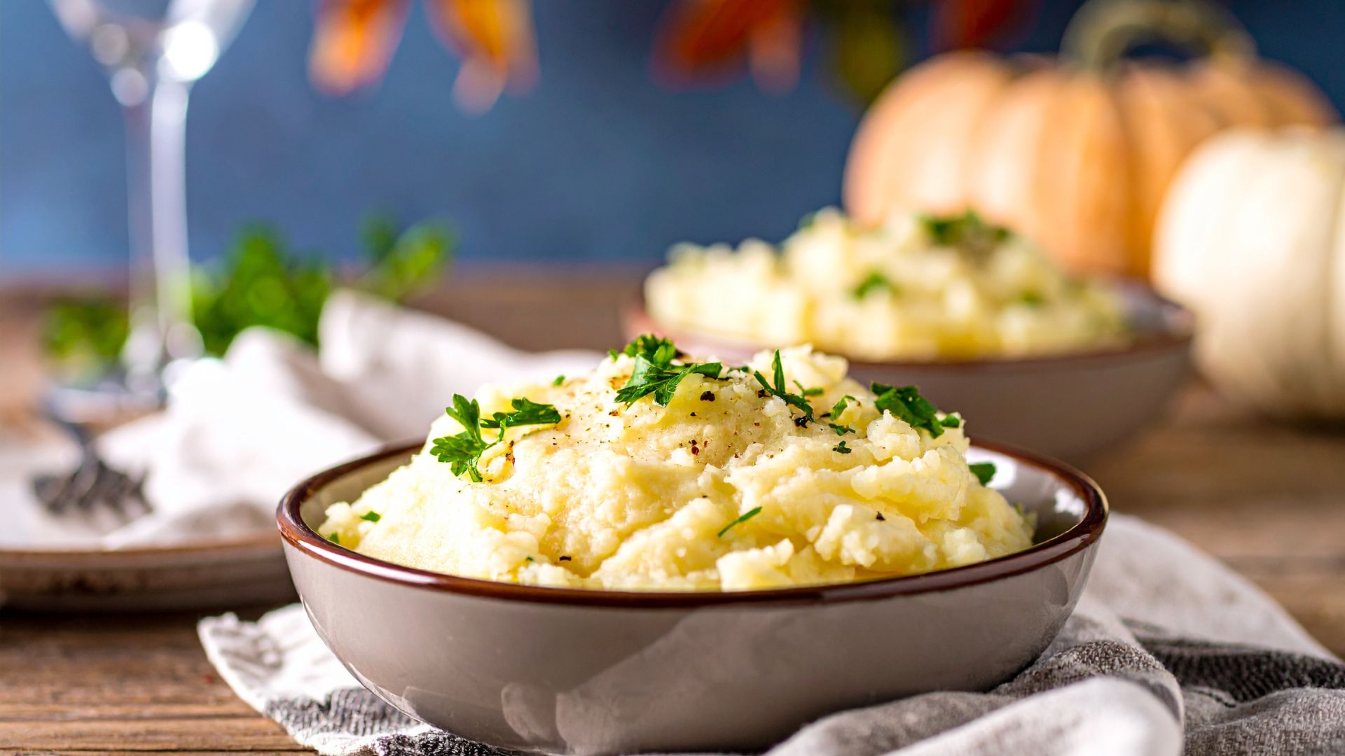 Cha mẹ có thể làm sốt phô mai ít muối cho trẻ ăn kèm với rau củ