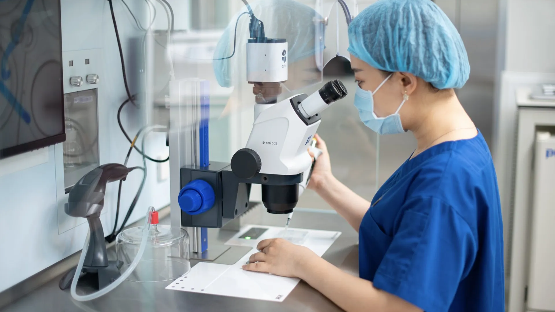 Từng chi tiết của phôi nang được soi bằng kính hiển vi giúp đánh giá tốc độ phân chia và cấu trúc tế bào