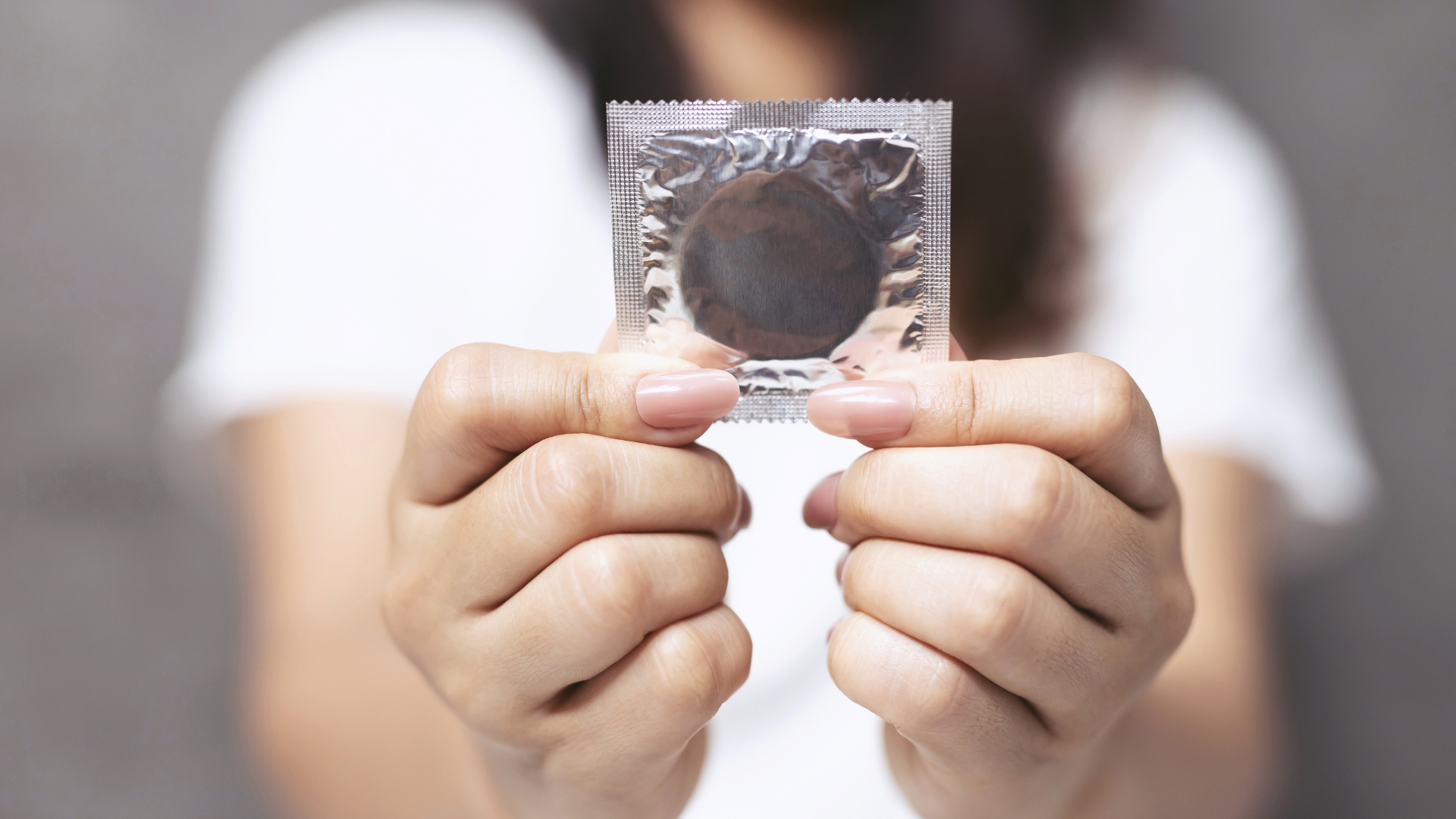 Mỗi người cần áp dụng các biện pháp dự phòng bền vững như sử dụng bao cao su đúng cách khi quan hệ tình dục