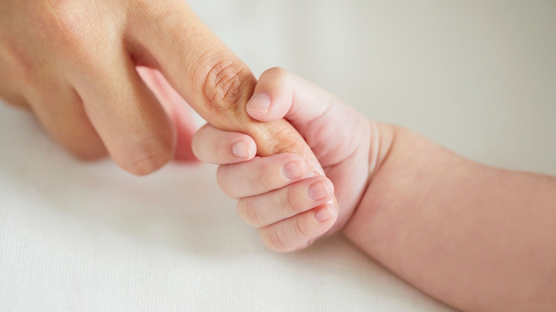 Trẻ sơ sinh có làn da mỏng và nhạy cảm dễ bị phỏng nắng