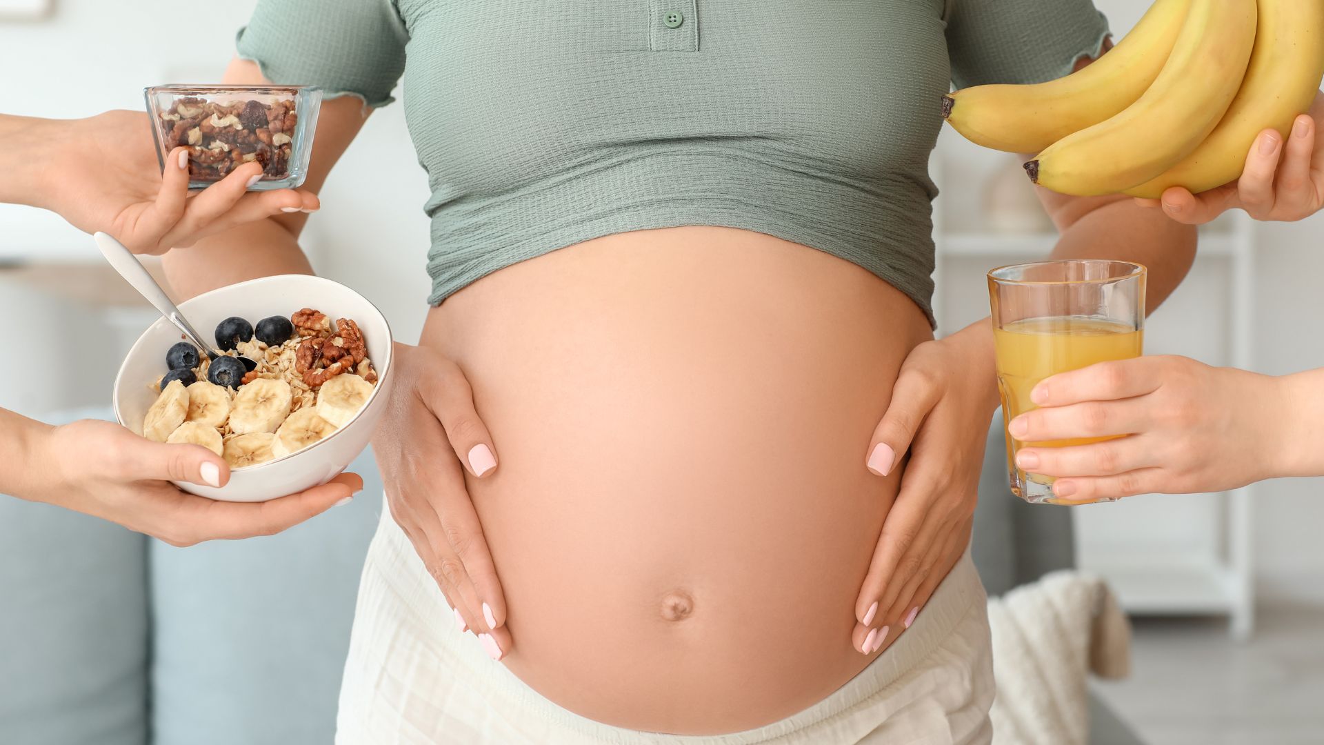 Mẹ bầu ăn uống đầy đủ các chất dinh dưỡng giúp hạn chế biến chứng sản khoa