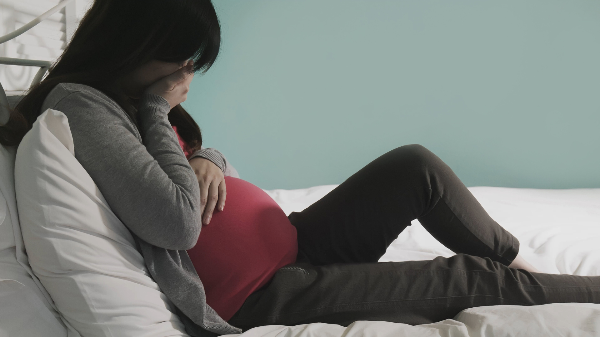 Căng thẳng tâm lý, lao động nặng nhọc trong thai kỳ cũng là yếu tố gây sinh non