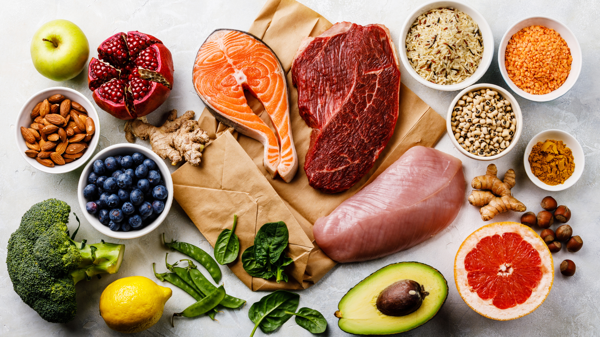 Ăn uống cân bằng với đầy đủ protein, canxi, sắt, axit folic và vitamin là biện pháp phòng tránh sinh non ở bà bầu