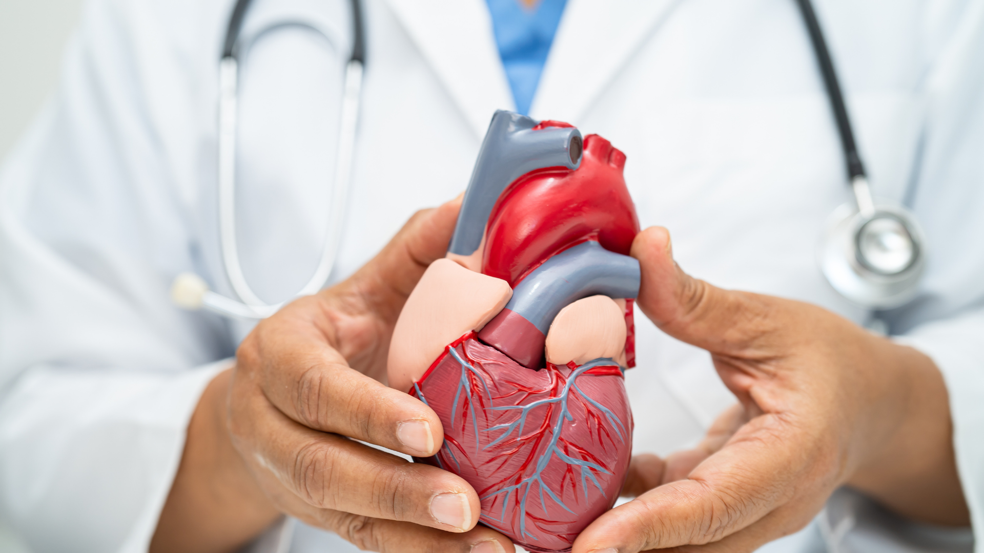 Trường hợp bệnh tim, phù mặt thường xuất hiện cùng phù chân, khó thở rõ về đêm