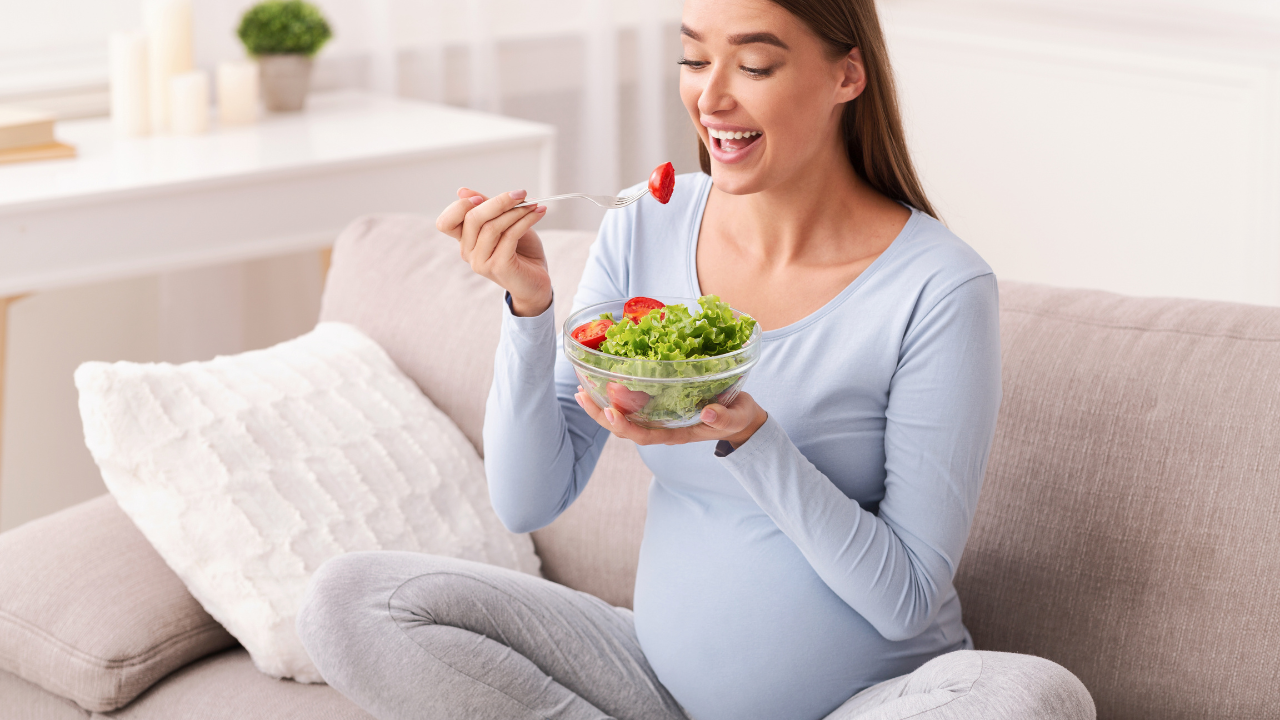 Tăng cường rau xanh và trái cây giúp cải thiện tiêu hóa, giảm táo bón