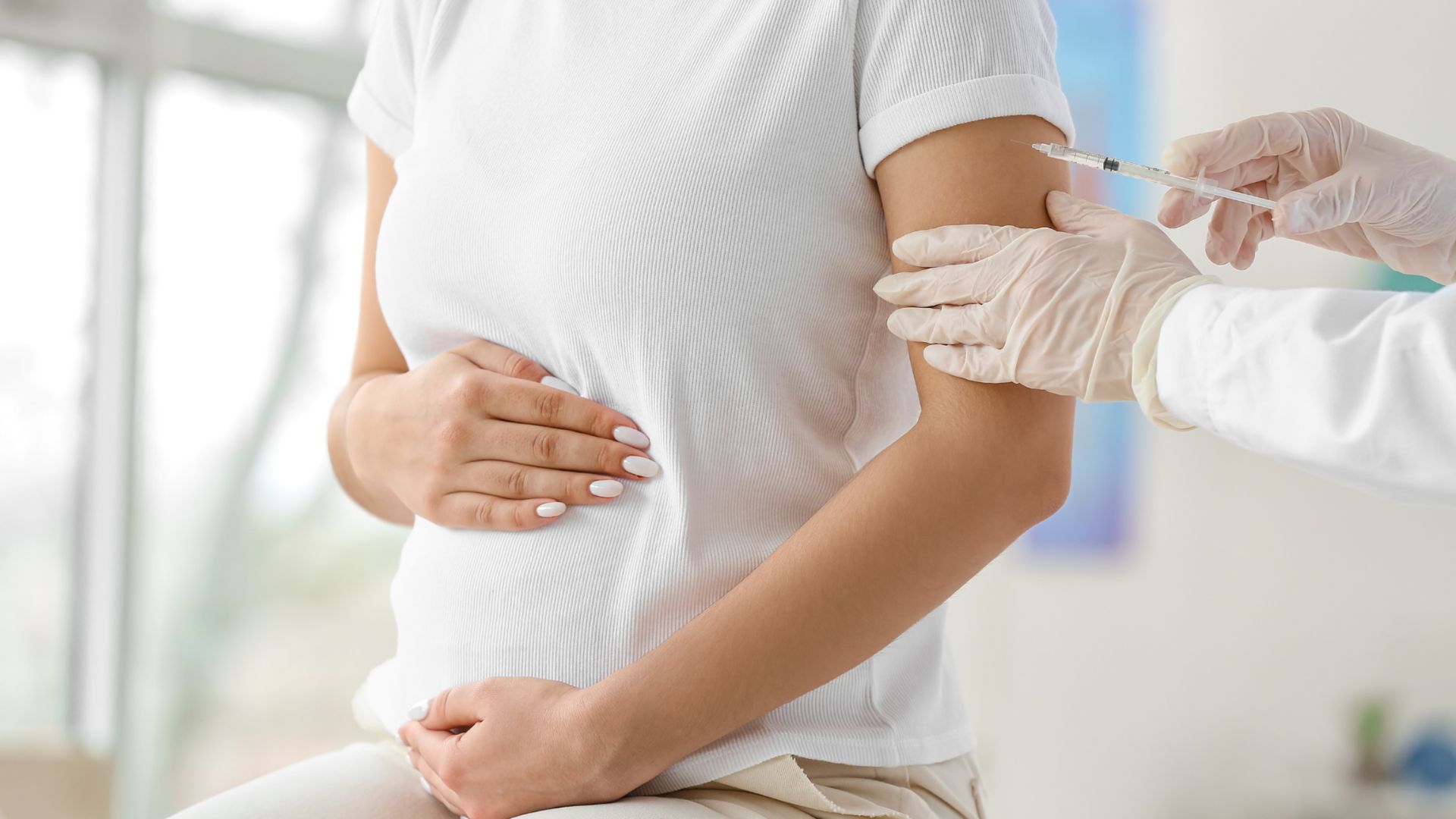 Phụ nữ mang thai tiêm vắc xin cúm khi nào là nỗi băn khoăn của nhiều độc giả