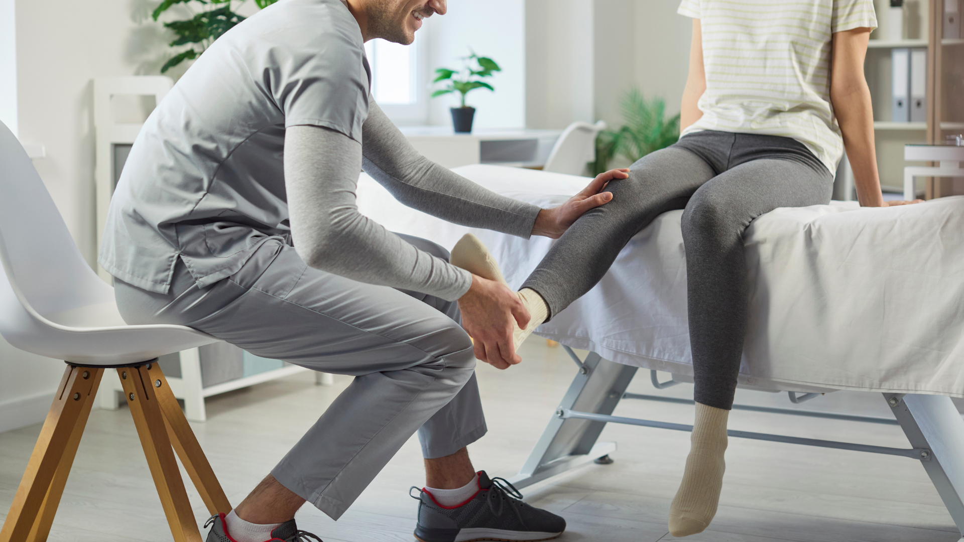 Giữ gồng cơ đùi và cẳng chân tại chỗ, nuôi dưỡng cơ thể nhẹ nhàng tránh biến chứng sớm