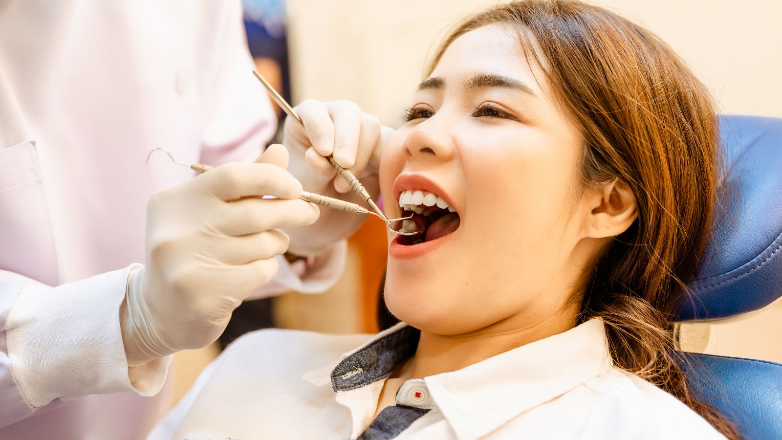 Bác sĩ sẽ tạo một đường mở nhỏ trên thân răng