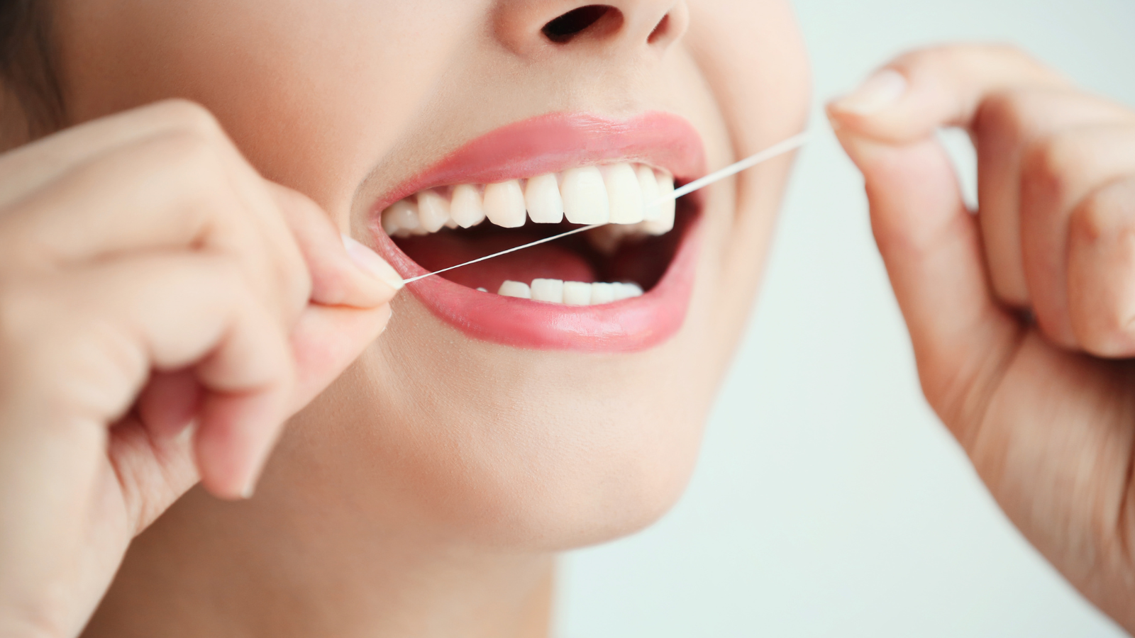 Duy trì đánh răng và dùng chỉ nha khoa mỗi ngày