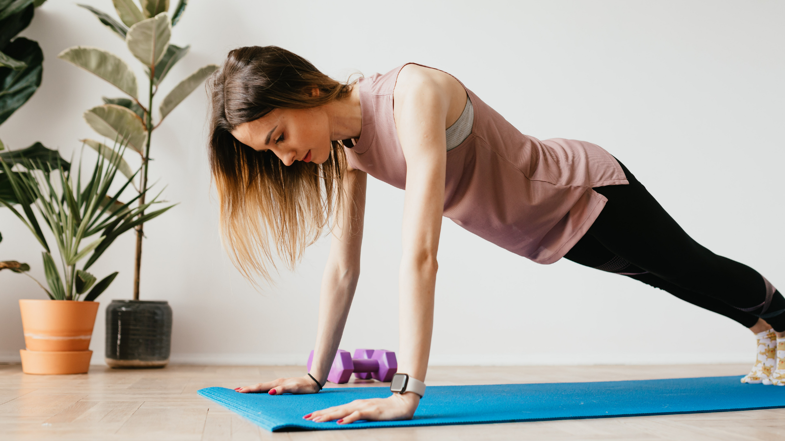 Plank giúp kích hoạt nhiều nhóm cơ cùng lúc và tăng sức mạnh vùng core