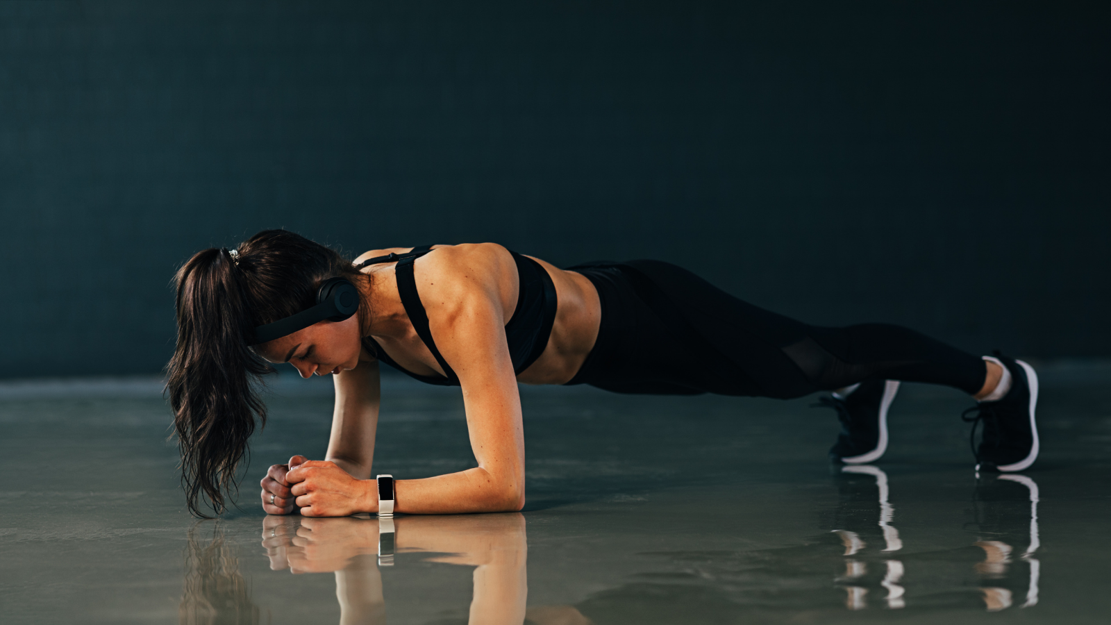 Plank cơ bản là nền tảng giúp tăng sức mạnh cơ trung tâm