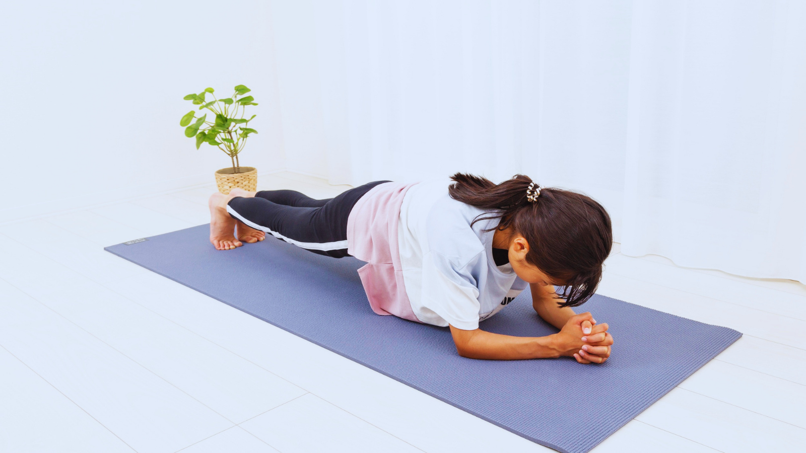 Plank cơ bản giúp kích hoạt cơ bụng và xây dựng nền tảng sức mạnh