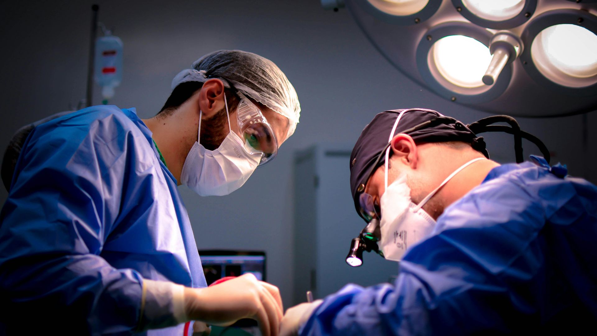 Điều trị ngoại khoa được thực hiện tùy thuộc vào kích thước, vị trí polyp và tình trạng bệnh