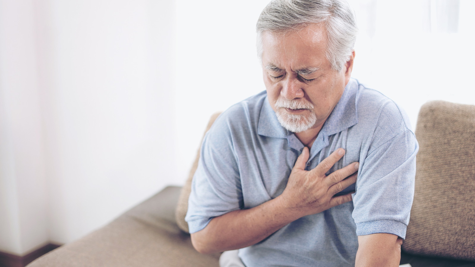 Đau dai dẳng hoặc tức ngực là dấu hiệu khẩn cấp cần đến cơ sở y tế để được thăm khám kĩ lưỡng