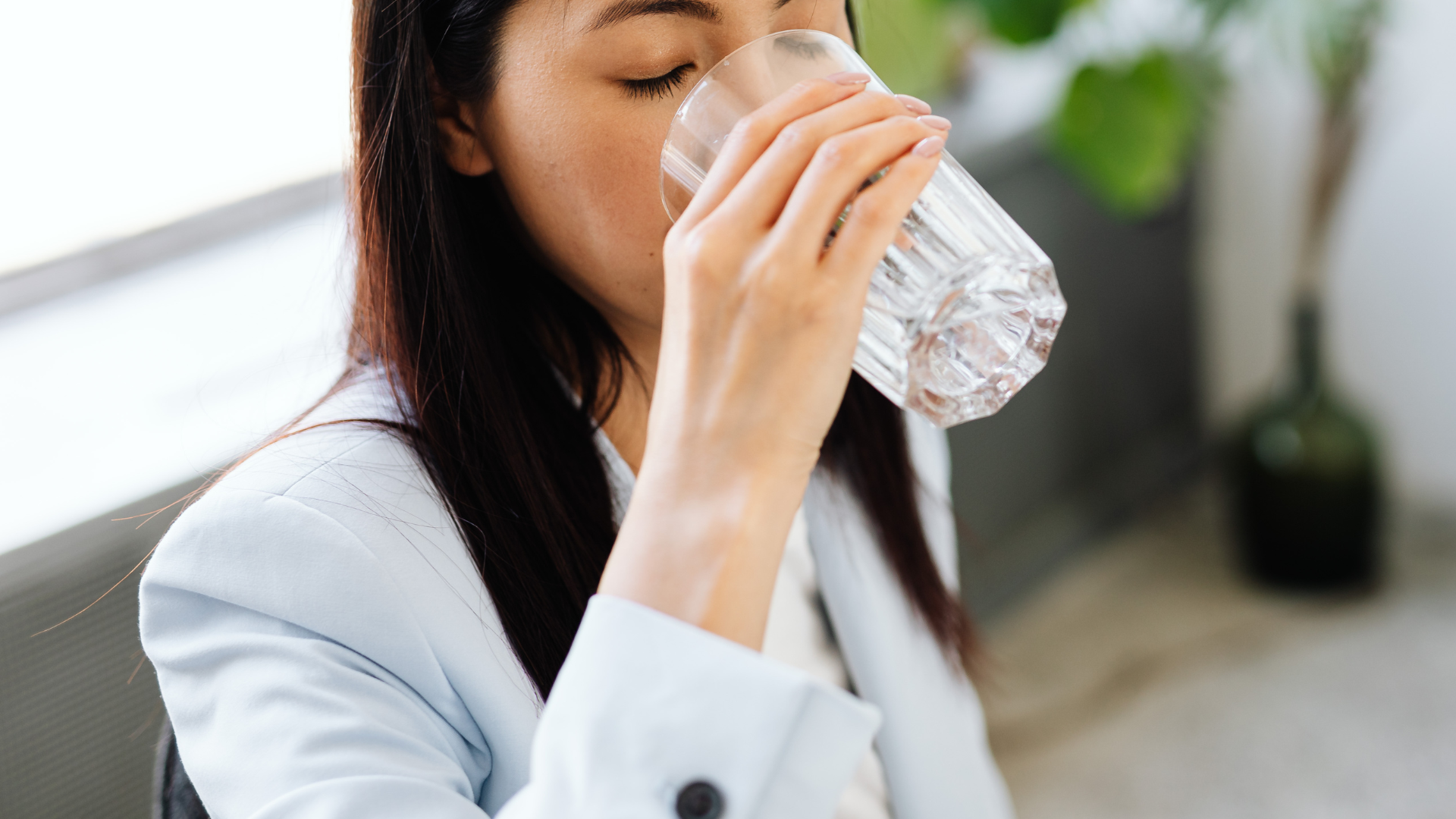 Nước giúp hòa tan chất dinh dưỡng, vận chuyển thức ăn dọc theo ống tiêu hóa và làm mềm phân để dễ đào thải