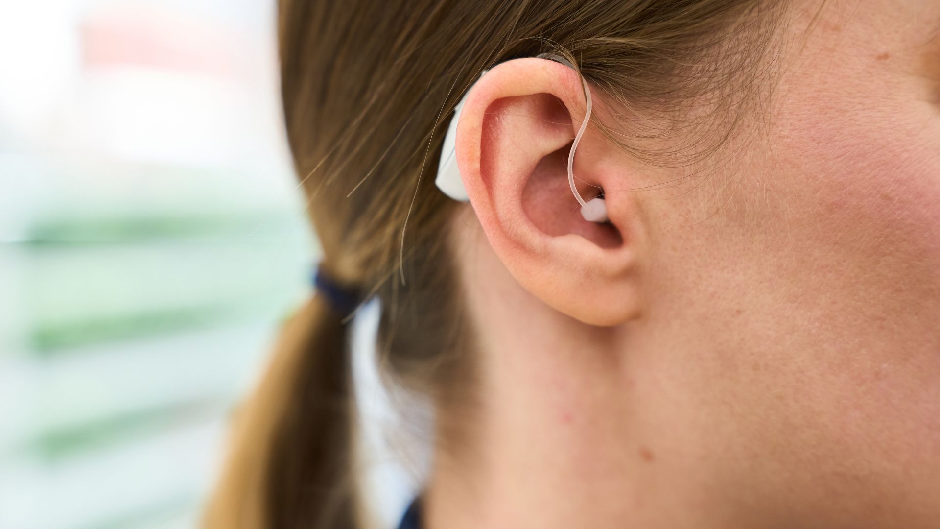 Người mất thính lực nhẹ có thể sử dụng máy trợ thính để hỗ trợ tiếp nhận âm thanh