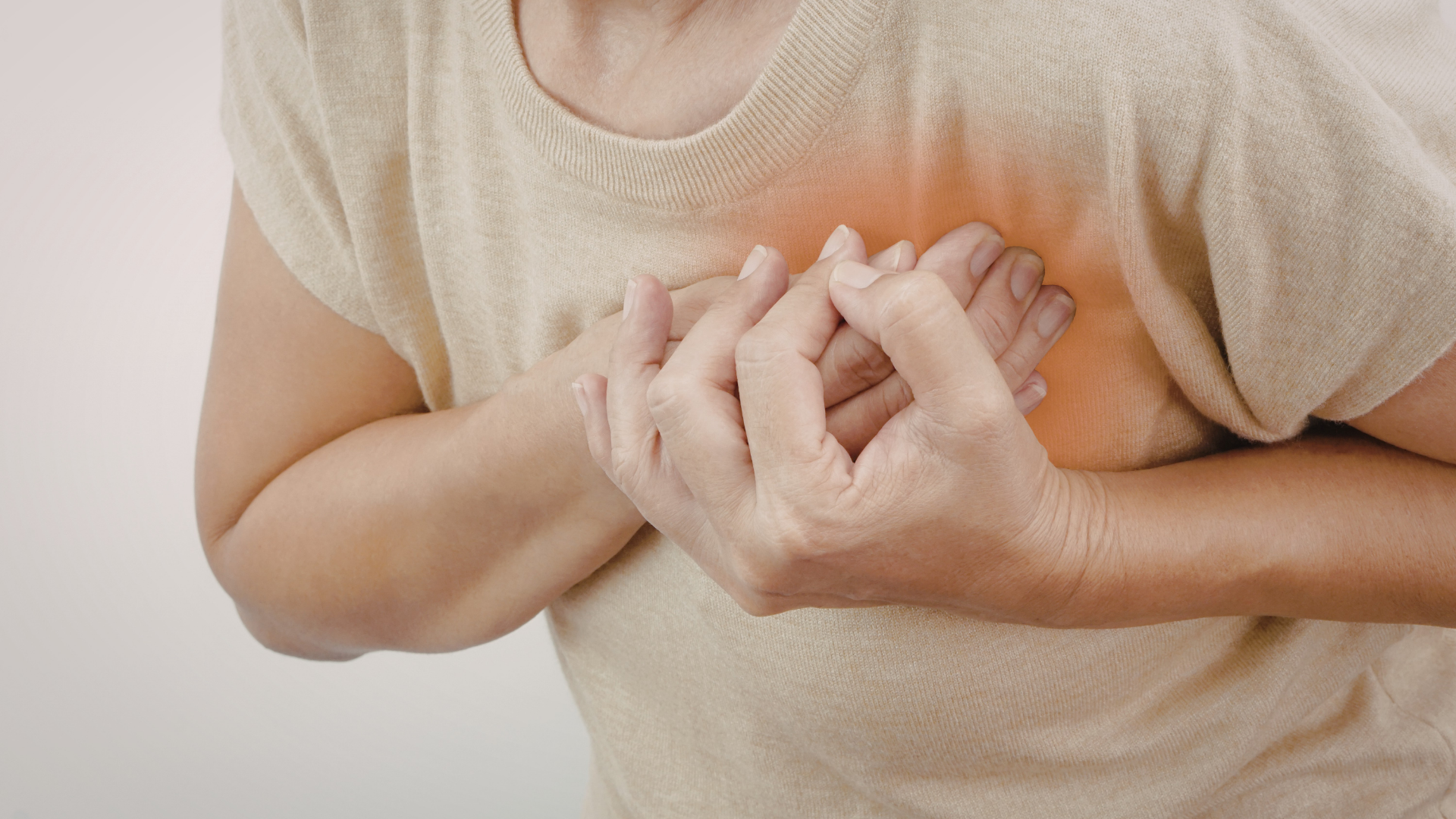 Khi bệnh nặng tiến triển nhanh, đau ngực dữ dội đột ngột và lan sau lưng hoặc cổ