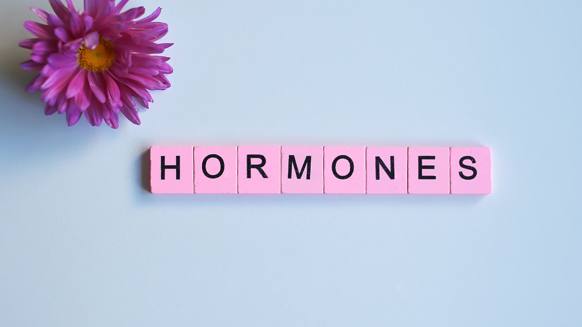 Thay đổi nội tiết tố nữ là một nguyên nhân khiến quầng vú nổi hạt