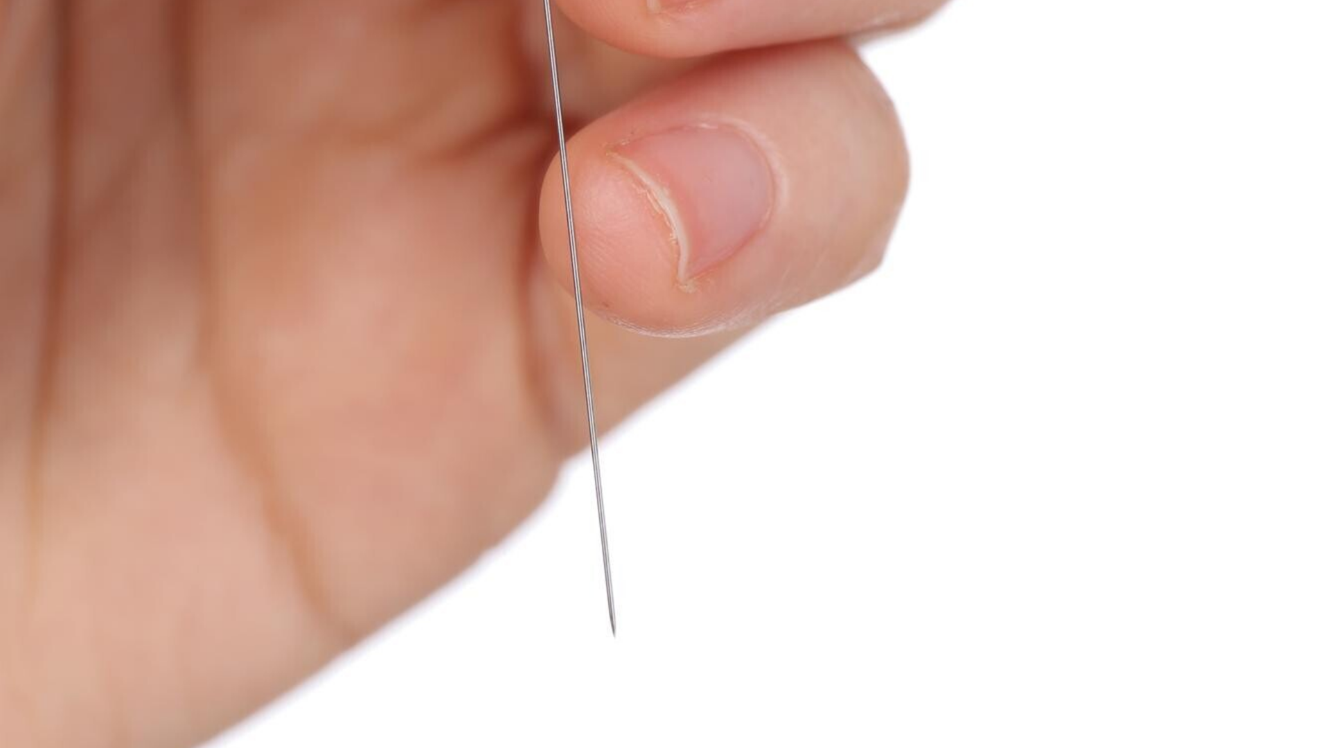 Dùng kim chích nhẹ đầu ngón tay, lau giọt máu đầu tiên rồi lấy giọt thứ hai nhỏ vào khay đối với loại que test bằng máu