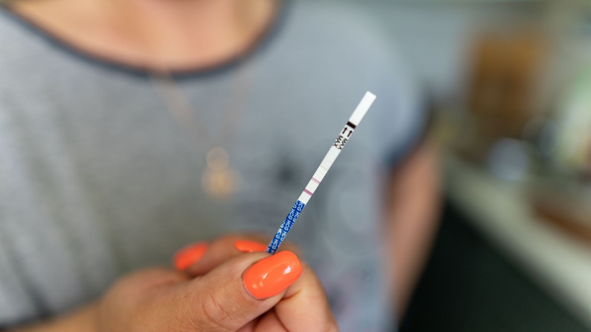 Thử thai quá sớm hoặc dùng sai loại que có thể cho kết quả không chính xác