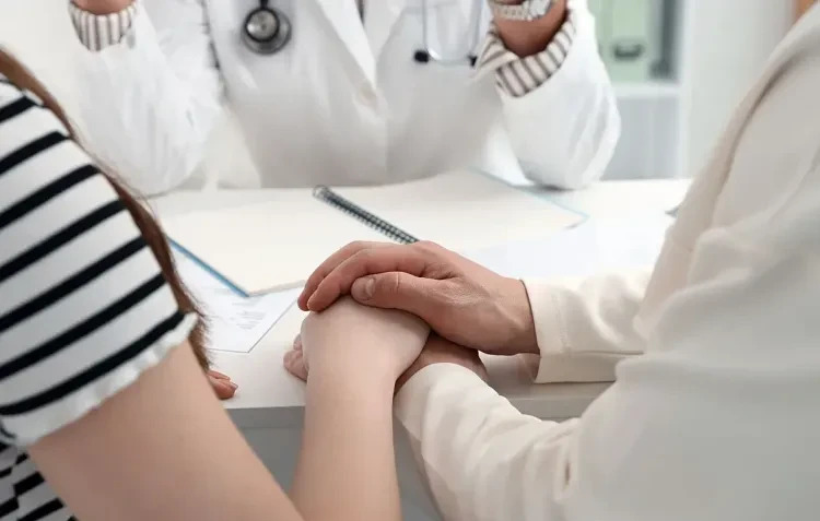 Khám sức khỏe sinh sản cho hai vợ chồng là bước đầu tiên trong quy trình làm IVF