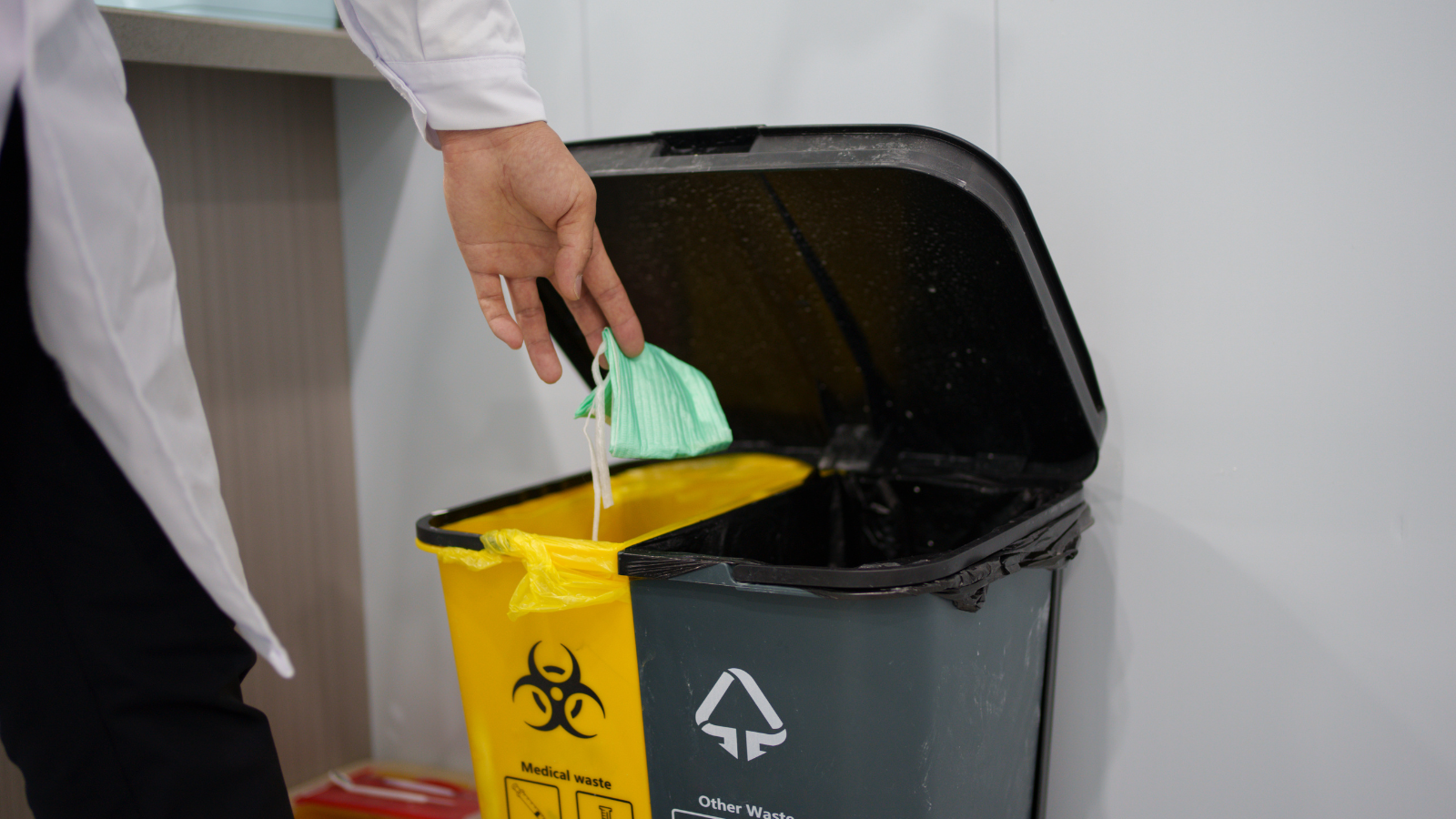 Toàn bộ các dụng cụ xét nghiệm cần được xử lý cẩn thận như rác thải y tế