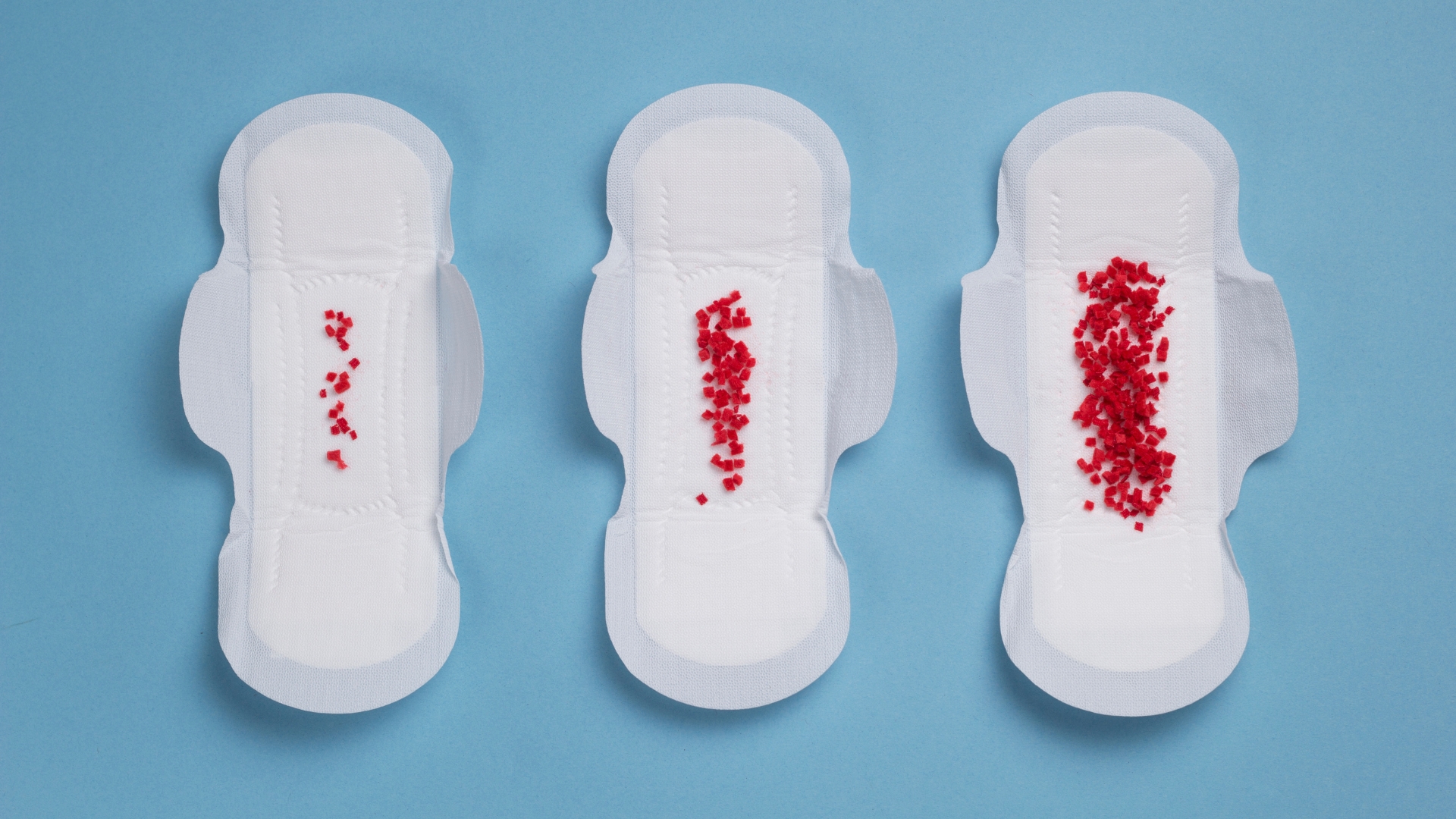 Cần chú ý các dấu hiệu như màu sắc, lượng máu và triệu chứng đi kèm như đau bụng để nhận diện mức độ nghiêm trọng